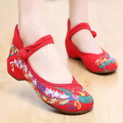 老北京女布鞋民族风，绣花鞋坡跟红色，婚鞋妈妈牛筋广场舞内增高单鞋