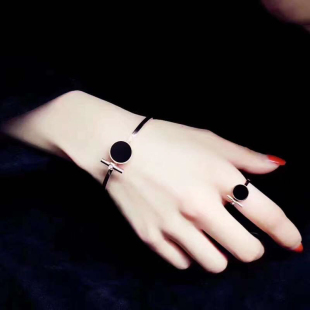 日韩版个性钛钢镀18k玫瑰金戒指女款黑色圆形，食指环戒子潮配饰品