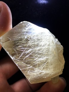 天然白水晶(白水晶)柱原石，摆件金发晶(金发晶)顺发水晶柱原石摆件规格:108克