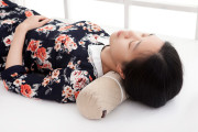 问雅颈椎护理枕头糖果枕修复颈椎用牵引枕竹炭保健颈椎护颈枕圆枕
