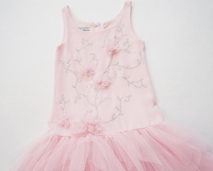 女童雪纺刺绣花朵层层蛋糕，裙后背蝴蝶结，连衣裙粉色蓝色