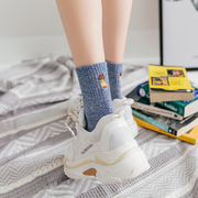 女日系刺绣小人中筒袜棉潮韩版学院风春秋季短袜子运动粗线堆堆袜