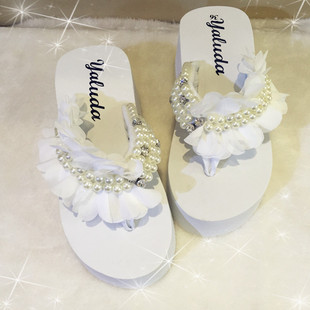 白色蕾丝韩潮版花朵珍珠水钻，宝石松糕厚底坡跟高凉鞋(高凉鞋，)人字沙滩拖鞋