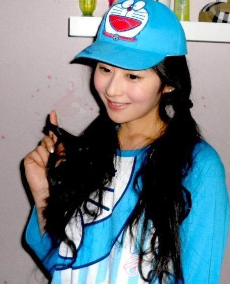 内地版杉菜颖儿变身足球宝贝为世界杯加油图片