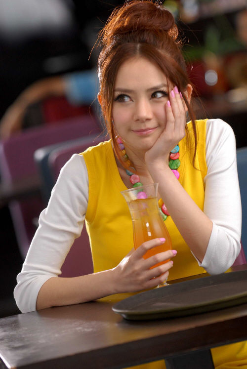 明星素颜照性感<em>戚薇</em>俏皮<em>生活</em>照大曝光_pu8vt2