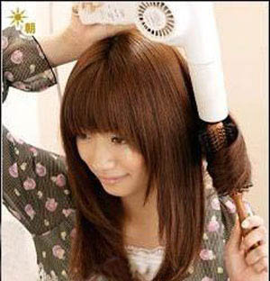 吹风机4步搞定2011年<em>女生</em>中<em>长发</em>新<em>发型</em>扁塌直