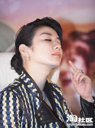 黄奕上围激增显富太 当众贴双眼皮表情雷人 - 